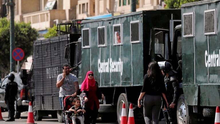 مصر .. إجراءات أمنية مشددة وموالون من المحافظات إلى القاهرة لدعم السيسي