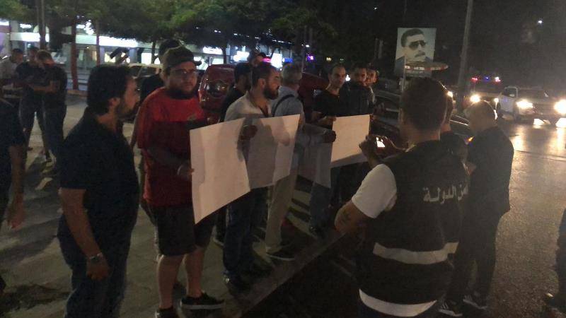 وقفة احتجاجية نتيجة تردي الاوضاع الاقتصادية ودعوات للنزول الى الشارع في صيدا