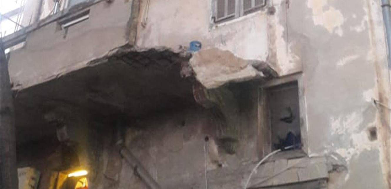 جرح سيدة وابنتها بانهيار جزء من شرفة منزلهما في صيدا (صورة)