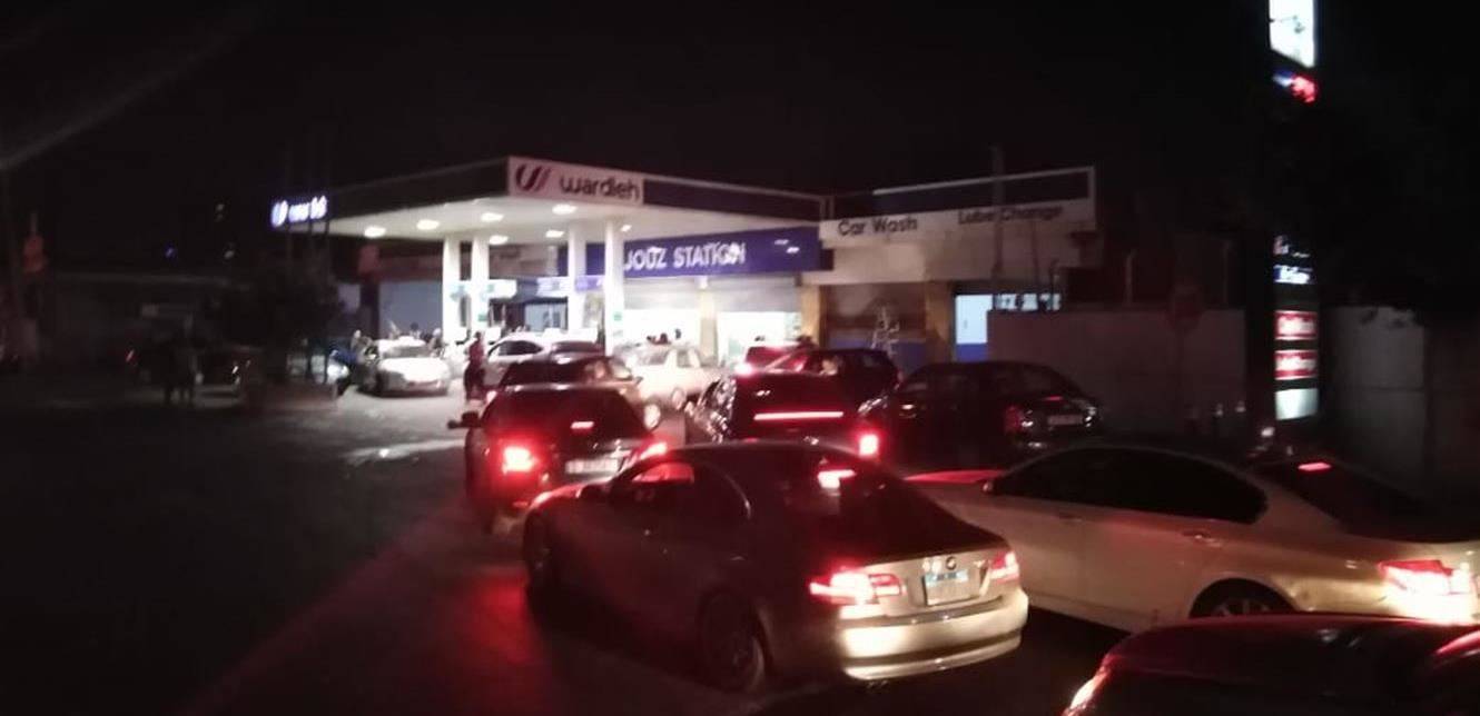 صور بالأبيض والأسود شبيهة باليوم.. هكذا احتشد اللبنانيون لتعبئة الوقود بالتسعينات!