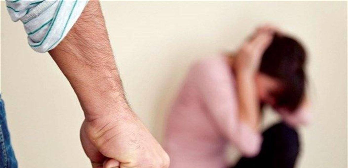 في حراجل.. كبّل ابنته بسلاسل حديدية وضربها بعصا وكابل