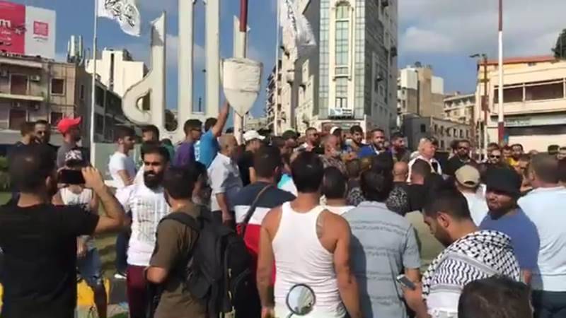 اعتصام وإشعال إطارات في ساحة عبد الحميد كرامي في طرابلس