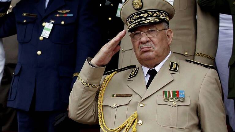 الجزائر.. قايد صالح يراهن على نجاح الانتخابات الرئاسية وحزبان يقاطعان
