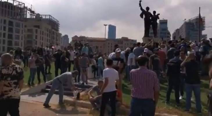 بدء تجمع عدد من المتظاهرين في ساحة الشهداء احتجاجا على الوضع المعيشي في لبنان