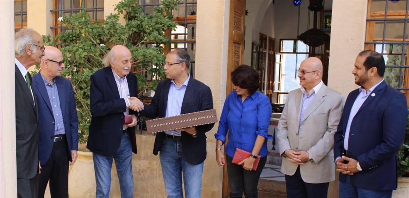 جنبلاط يمنح سفير مصر ميدالية كمال جنبلاط