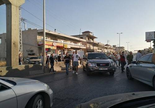 محتجون قطعوا طريق الفرزل احتجاجا على الاوضاع المعيشية الصعبة