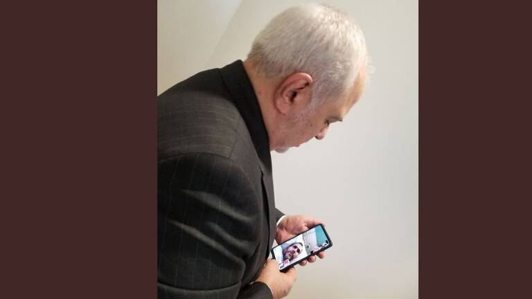 بسبب المنع الأمريكي.. ظريف يلجأ لهاتفه للتحدث مع صديقه الراقد في مستشفى على بعد أمتار منه