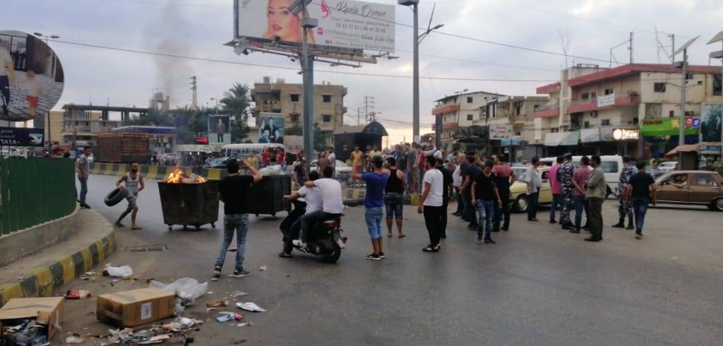 محتجون قطعوا طريق العبدة بمستوعبات النفايات المشتعلة