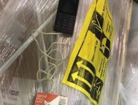 قوى الأمن: الجسم المشبوه الذي عثر عليه على متن طائرة قطرية أداة لفحص عمل أجهزة السكانر في مطار براغ