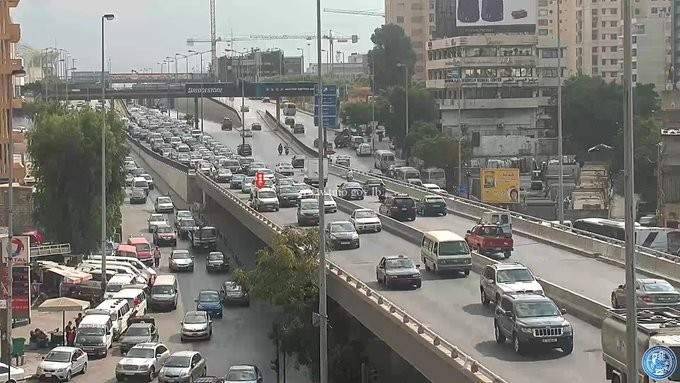 التحكم المروري: تعطل مركبة على جسر الكولا وحركة المرور كثيفة