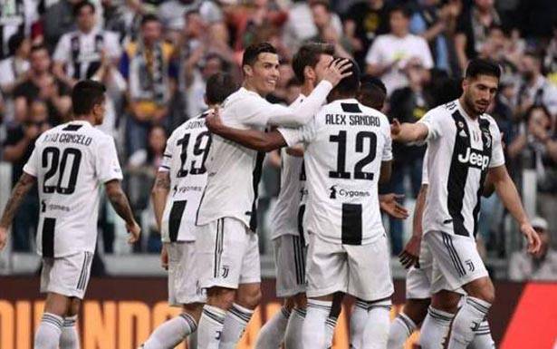 البطولات الأوروبية المحلية في كرة القدم : فوز برشلونة (2-0) وليفربول (1-0) وبايرن (3-2)