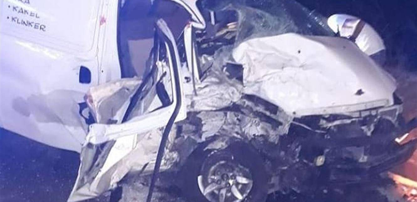 حادث سير مروّع بين سيارة وفان في المنصورية (صورة)