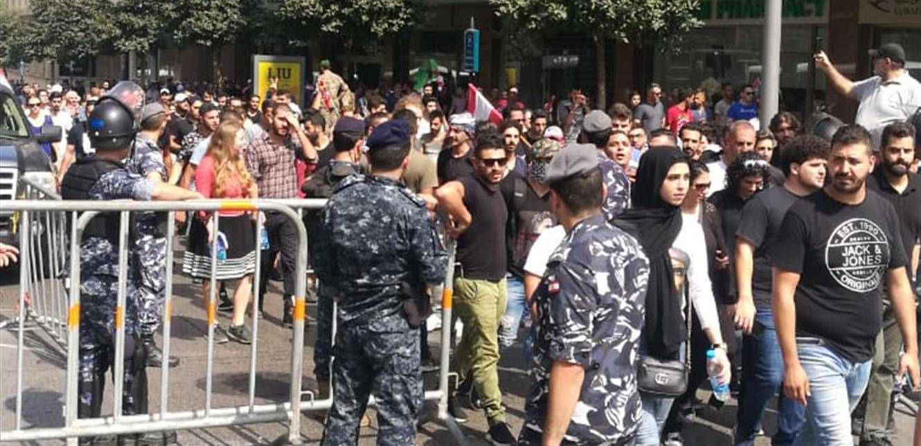 يافطة تلفت الجميع في ساحة الشهداء.. "نطلب من الجزائر فتح باب الهجرة"