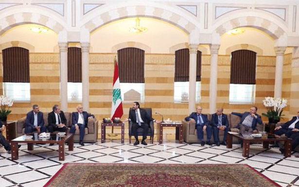 بعد البلبلة في سوق المحروقات... الحريري على خط حل الأزمة: اتفاق على تسليم المحروقات بالليرة اللبنانية