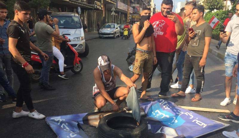 إحراق صور الحريري فـي طـرابـلس : إنقلاب مزاج أو تـمـرّد آني ؟