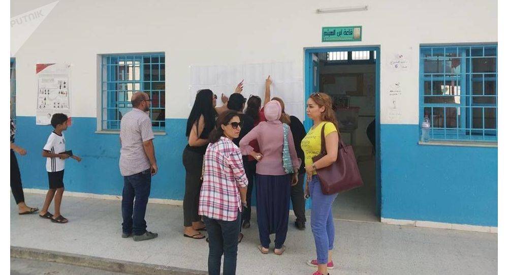 انتخابات الرئاسة تستحوذ على اهتمام التونسيين وتصرف نظرهم عن التشريعيات