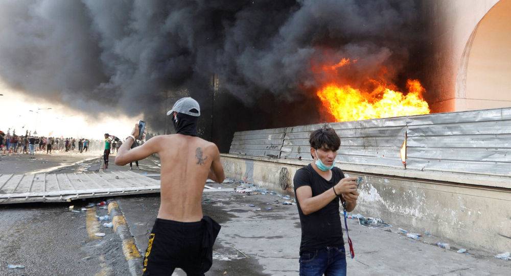 حرائق في ساحة الطيران وسط بغداد