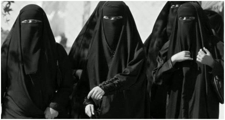 "نساء داعش" ينظمن محاكم سرية لمقاضاة "الخارجات" في مخيم الهول السوري (فيديو)