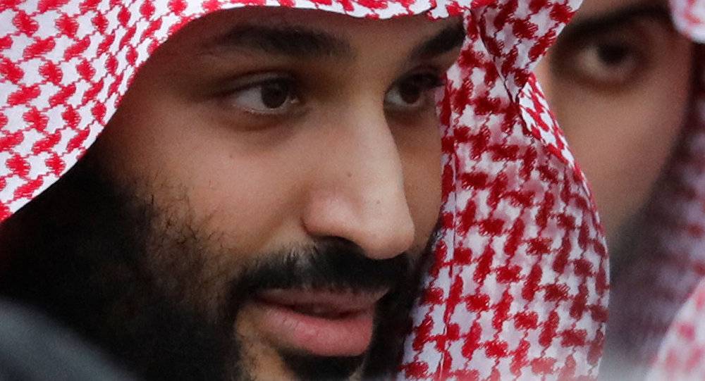 مدير مكتب ولي العهد السعودي ينشر فيديو له مع أسرة حارس الملك سلمان