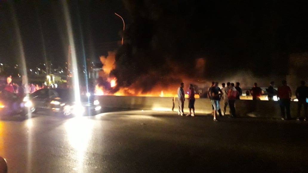 قطع اوتوستراد الجنوب عند مفرق الغازية بالاطارات المشتعلة احتجاجا على تردي الأوضاع