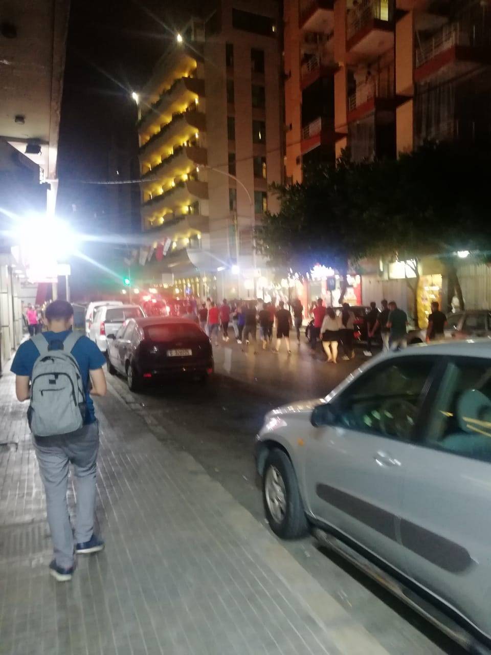 شبان جابوا شارع الحمرا احتجاجا على الوضع الاقتصادي