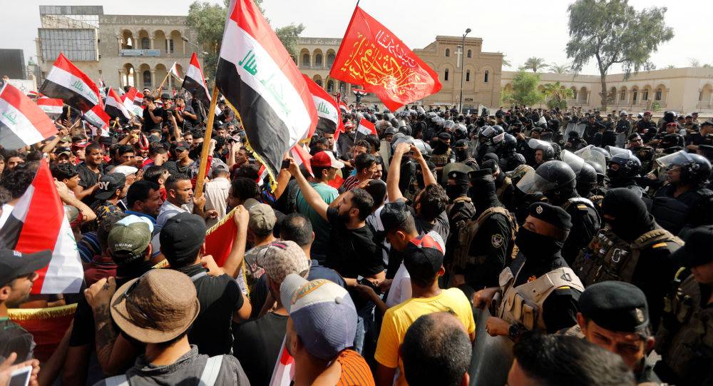 بعد مطالبتهم بإقالة الحكومة... إصابات بين المحتجين في بغداد