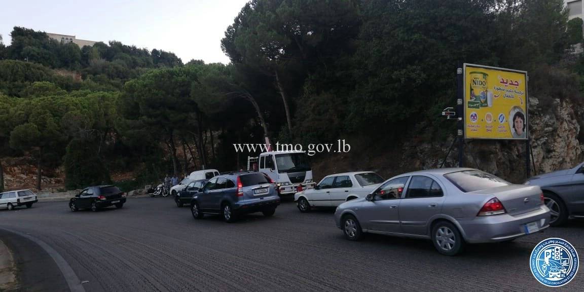 سقطت الحمولة واصطدمت بـ3 مركبات.. ماذا جرى على طريق عام بلونة؟