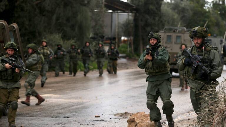 إسرائيل تعتقل 13 فلسطينيا في الضفة بتهمة 