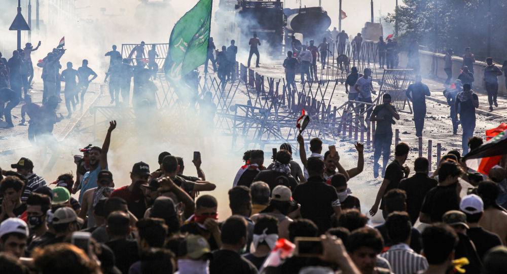 تجدد الاحتجاجات ضد الحكومة بالعاصمة العراقية وقطع طريق مؤد للمطار