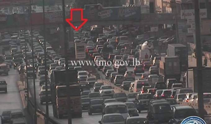 التحكم المروري: تصادم بين مركبتين على جسر الدورة باتجاه الكرنتينا والاضرار مادية