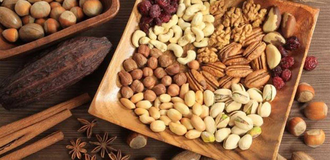 قبضة من هذه المكسرات تنقذكم من السمنة.. إليكم التفاصيل