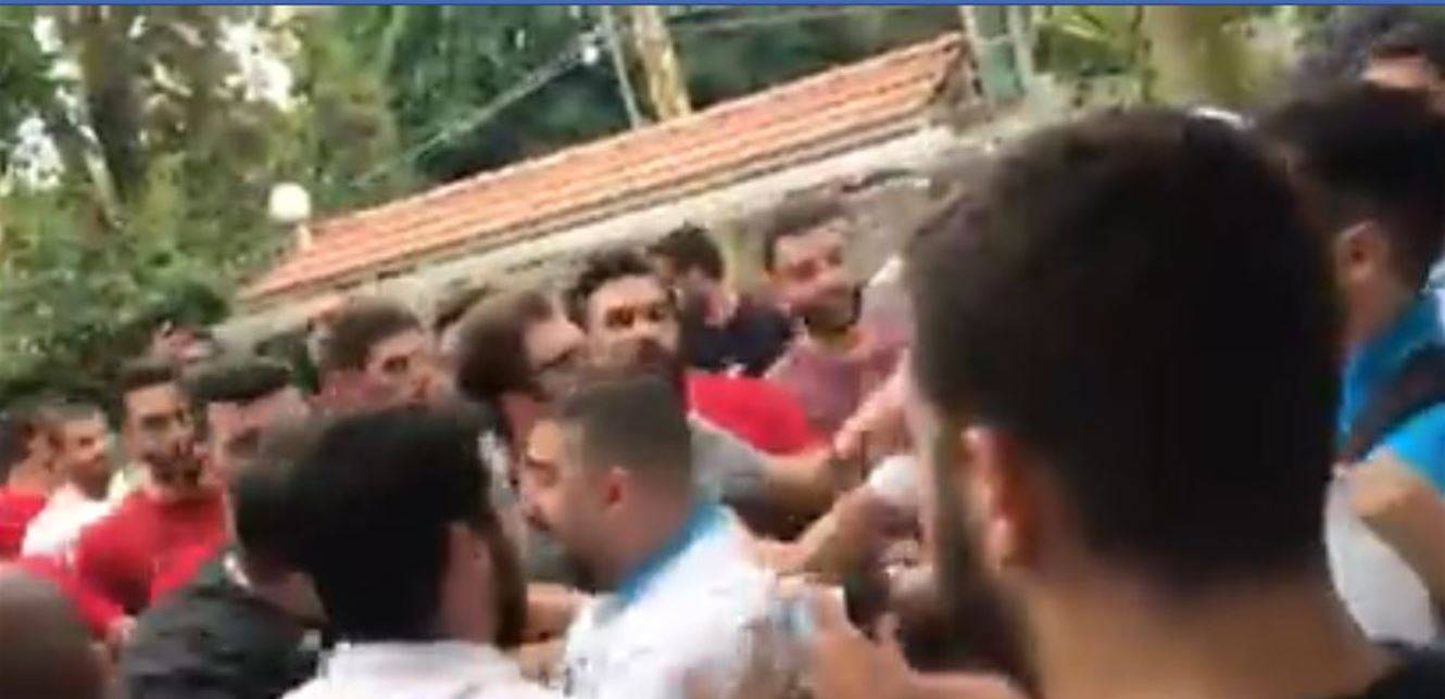 بالفيديو: إشكال وضرب بالأيدي بين مناصري 