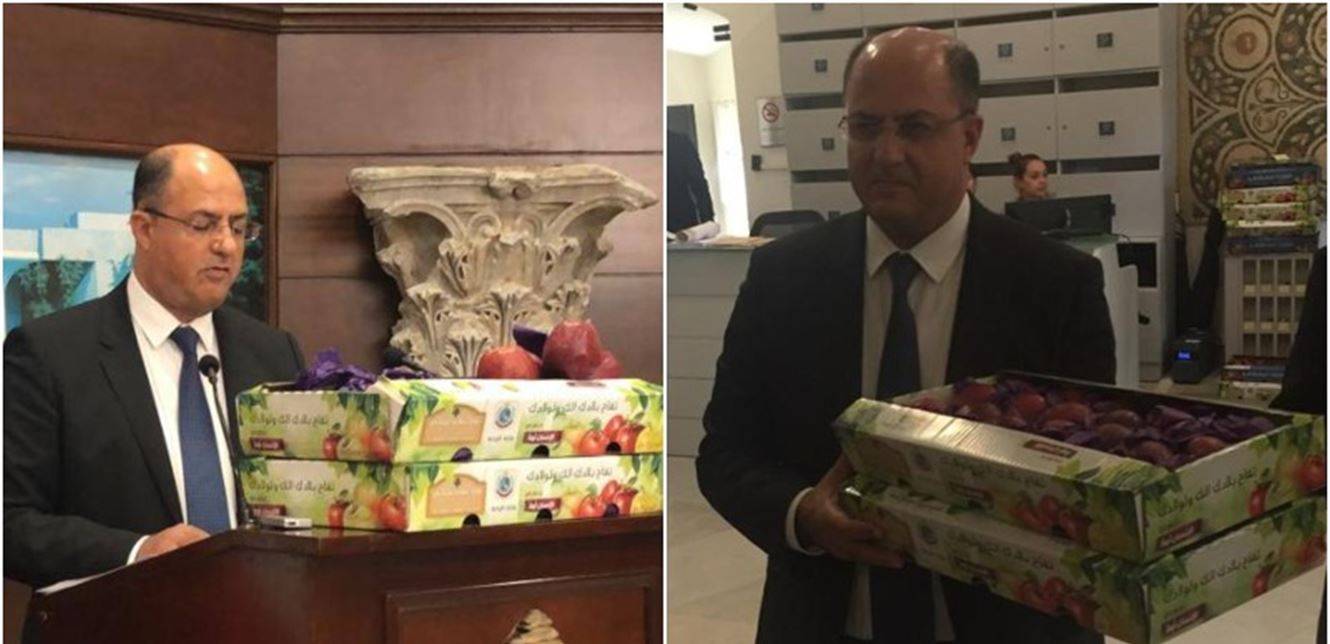 هكذا وصل وزير الزراعة الى بعبدا حاملاً صناديق.. "تفاح بلادك إلك ولولادك"
