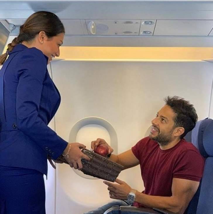 "طيران الشرق الأوسط" وزعت تفاحا على المسافرين على متن طائراتها