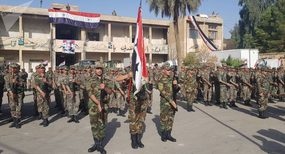 محاصرا بالقواعد الأمريكية... الجيش السوري يقيم عرضا عسكريا... (فيديو وصور)