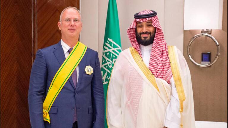 ولي عهد السعودية يقلد الرئيس التنفيذي لصندوق الاستثمار الروسي وشاح الملك عبد العزيز