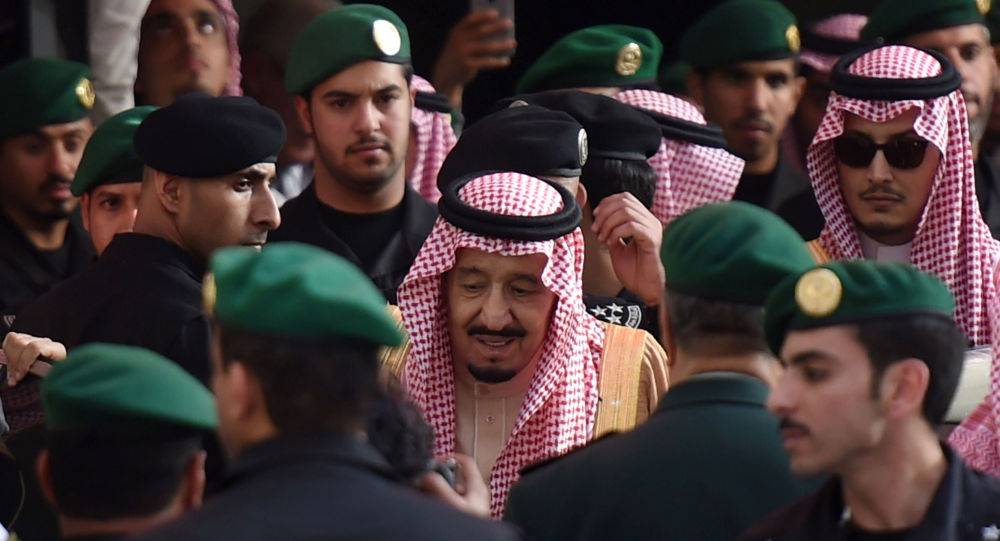 بالفيديو... القحطاني يرافق الملك سلمان في أول ظهور علني