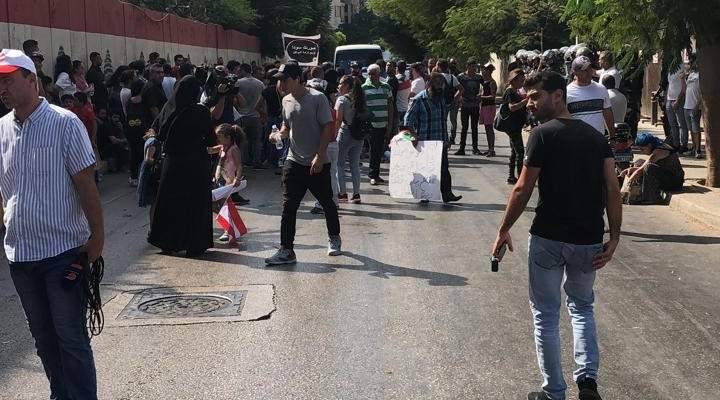 المتظاهرون يقطعون الطريق أمام مصرف لبنان في الحمرا