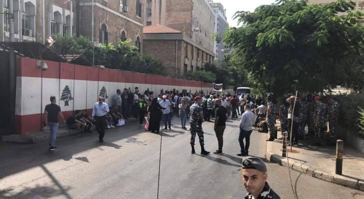 اعادة فتح الطريق عند جسر الرينغ وأمام مصرف لبنان والمتظاهرون يعودون الى ساحة رياض الصلح