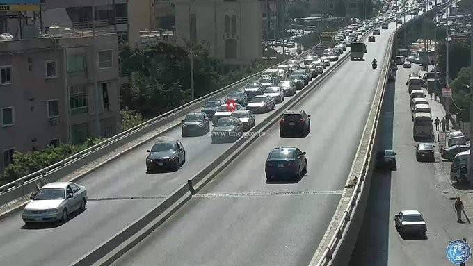 تصادم بين مركبتين على جسر الكولا باتجاه نفق سليم سلام والاضرار مادية