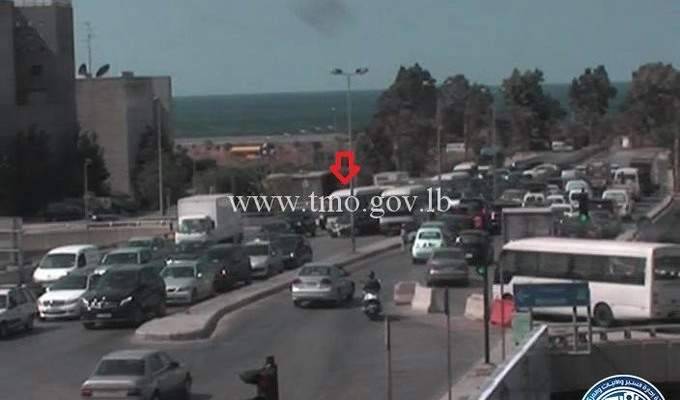 حادث تصادم بين باص وسيارة على تقاطع جسر النقاش والاضرار مادية