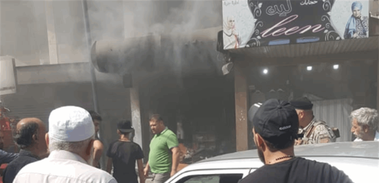 احتراق محل ألبسة بالكامل في شارع الراهبات بطرابلس (فيديو)