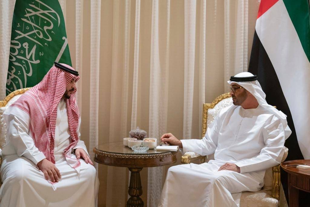 محمد بن زايد وخالد بن سلمان يبحثان التعاون الدفاعي والعسكري
