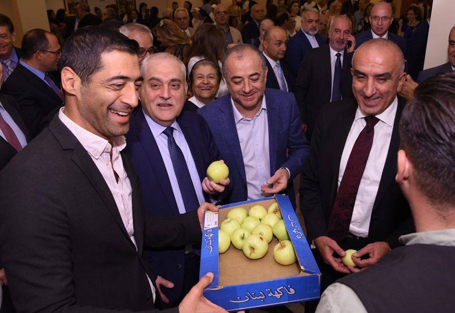 حنكش يقتحم إحتفالاً رسميًا بالتفاح!