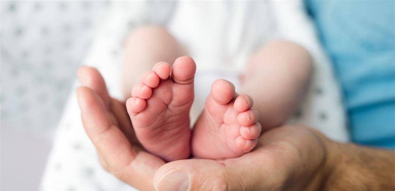أمٌّ تبيع طفلتها ذات العامَيْن.. من أجل 