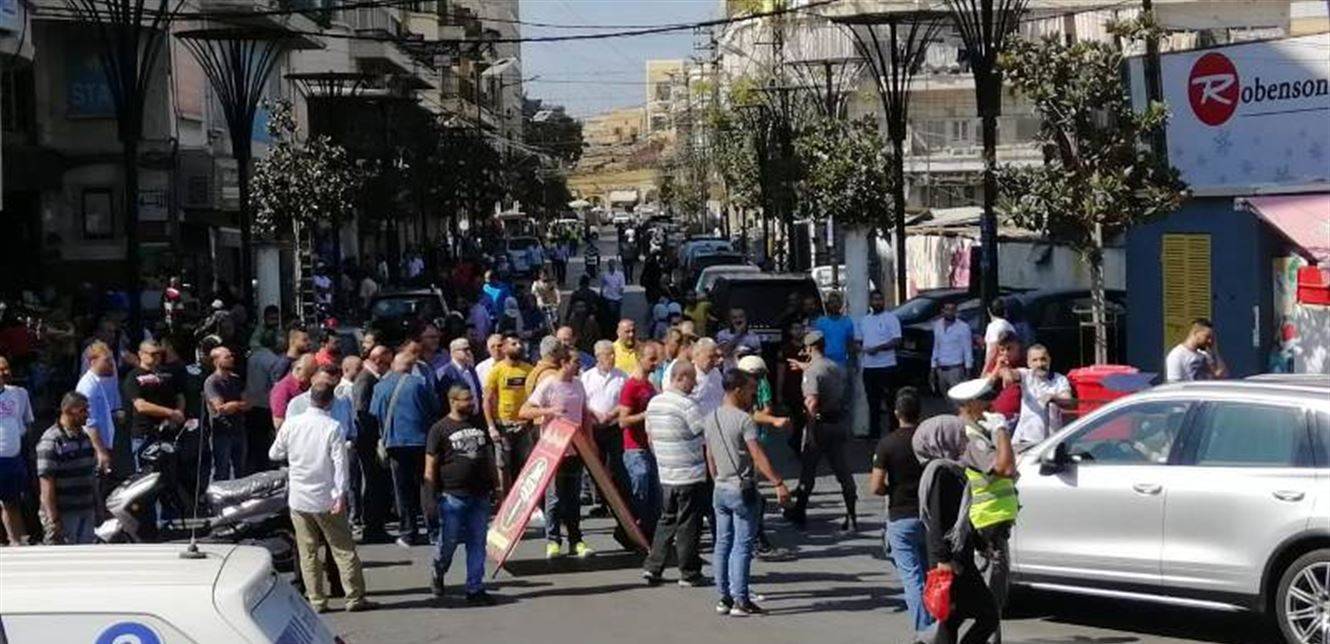 مؤسسات تجارية في عدد من المناطق التزمت بالإضراب لساعة