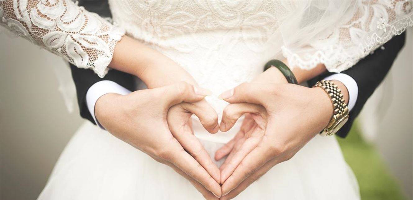 يملك ثروة ويكبرها بـ48 عاماً.. شاهدوا زوج الممثلة الشابة! (صور)