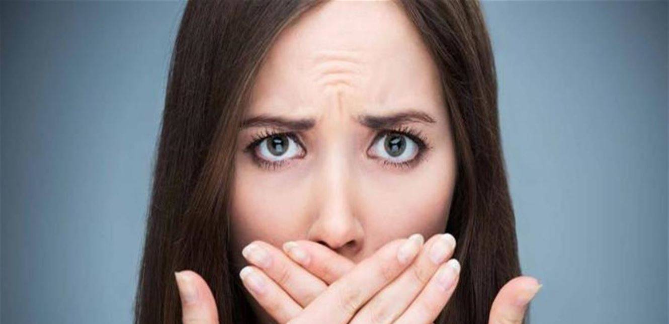 غير تناول البصل والثوم.. ما سبب رائحة الفم الكريهة؟