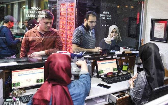 الليرة التركية تتراجع وسط قلق المستثمرين .. بلغت 5.88 مقابل الدولار