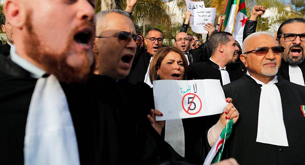 الجزائر... المحامون في الشارع مجددا